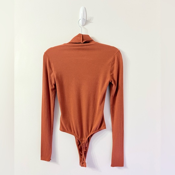 💜FREE PEOPLE Ribbed Rust Orange Turtleneck Bodysuit Womens S Soft Layering - Picture 6 of 6